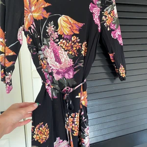 Blommig klänning  - Blommig klänning som jag köpte på VILA. Väldigt fint skick och använd ca 2 gånger😍ÄLSKAR