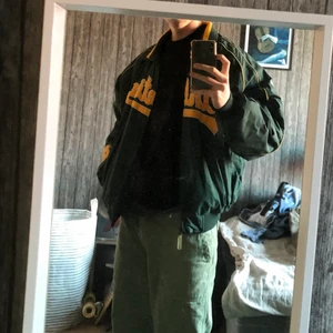 Vintage collegejacka - Jättesnygg collegejacka/baseballjacka i perfekt skick! Perfekt till våren och funkar för både M och L. 