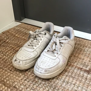 Skor  - Säljer nu mina skor , rätt så slitna men väldigt bra att ha i stallet t.ex