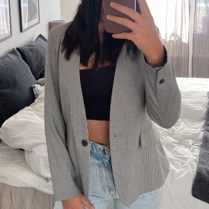 Kavaj från Zara  - Rutig kavaj som är väldigt svår att få bild på pga mönstret! Använd vid 1 tillfälle. Strl 38