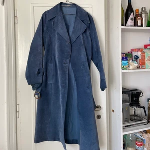 Blå mockajacka - Vintage mockakappa! Väldigt unik. Jag har sprättat bort knapparna, saknade dem inte men de kan såklart ersättas med nya. Föredrar avhämtning men kan skickas mot porto