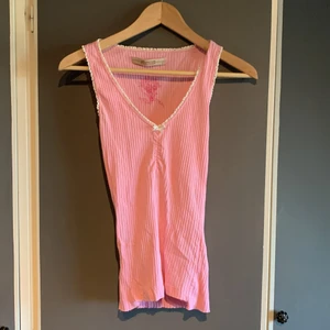 Y2k linne - Finaste sommar linnet, super Y2k!! Säljer då den sitter konstigt på mig och ej kom till användning 