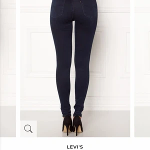 Levi's Mile High strl 23 - Säljer mina mile high i färgen 0029 (mörkblå) I storlek 23/32, mycket stretchiga dock. Är för små och för långa för mig, använda ca 5 ggr. I bra skick. Nypris runt 1000, säljer för 250 (+ev frakt). Första bilden är lånad för att man ska kunna se färgen/materialet bättre, skriv för fler bilder. 