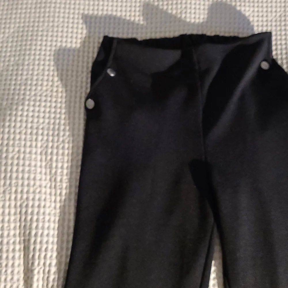 Snygga svarta byxor för tjejer runt 160. Skick 9/10 Baggy. Jeans & Byxor.