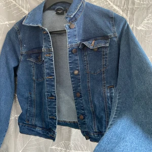 Denim jacka VeroModa - Jeans Jacka/ Denim jacka från Vero moda. Sitter jätte snyggt på en och jätte fin färg. Aldrig använd. 