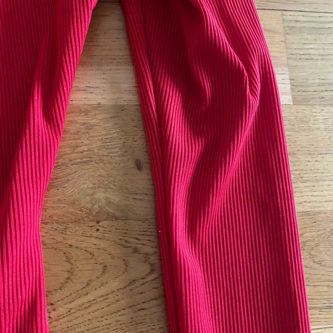 Ribbad röd body  - 90