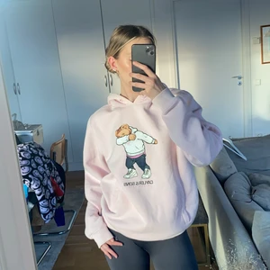 Rosa drake hoodie - Köpt på Kennedies för ca 999kr. Motiv: Björn som dansar skall föreställa rapparen Drake. Passform: lite oversized jag på bild är en typisk dam S 170cm lång.