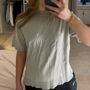 T-shirt - Stickad t-shirt från H&M, aldrig använd prislappen är kvar. Strlk S. Färgen skulle jag säga är grön/blå. 100kr + frakt💓💓
