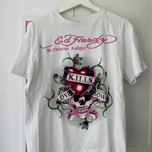 Ed-Hardy t-shirt - Super fin Ed Hardy t-shirt! Säljer då den tyvärr inte kommer till använding. Vill verkligen få såld så pris kan diskuteras