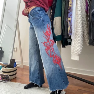 Jeans med mönster - Fint skick! Knappt använda så dom är som nya. Storlek 36 och jag är 158 lång :) 