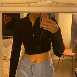 Tröja - Väldigt fin svart tröja från Gina Tricot. Använd 1 gång och är i väldigt fint skick.