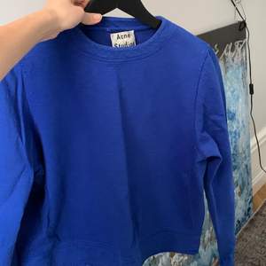 Säljer denna sweatshirt från Acne i en underbar blå färg! Perfekt nu till sommaren när man är lite brun❤️❤️storlek står ej men uppskattar att den är XS-S. Jag är 165cm