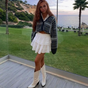 Loveshackfancy kjol - Säljer min vita volangkjol från LoveSchackFancy som endast är använd vid ett tillfälle. Verkligen den perfekta volangkjolen som passar till allt! Köpt för 2400 kr. Storlek S