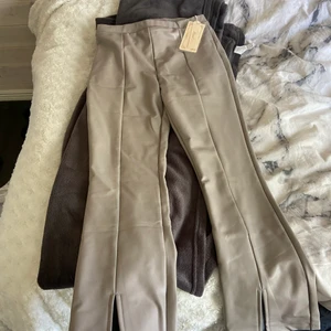 M - Aldrig använd prislappen är kvar, jätte snygga byxor nypris 499kr säljer för 100kr köparen står för frakten, vill bli av med allt 💕