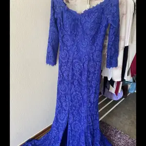 Blå klänning med slits på framsidan. Köpt för ett år sedan från en klänningsbutik i triangeln och används endast en gång. Helt nyskick och fint bevarad. Priset kan diskuteras