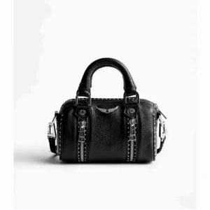 Zadig & Voltaire  - Funderar på sälja min Zadig & Voltaire sunny nano väska 💛 Väldigt söt och rymlig! 