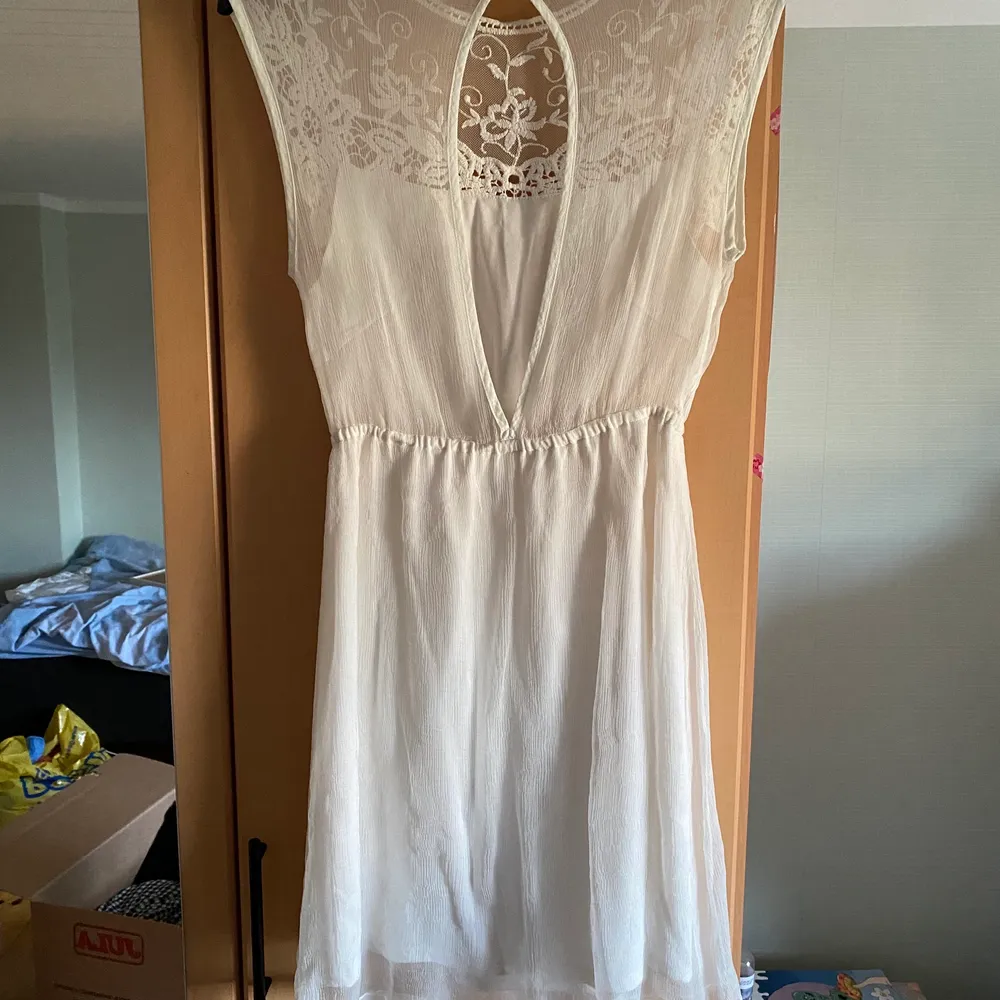 Säljer denna fina vita klänning. Perfekt för student eller skolavslutning! Kan mötas upp i Eskilstuna eller skickas mot frakt. Är villig att diskutera priset vid snabb affär/köp av flera plagg.. Klänningar.
