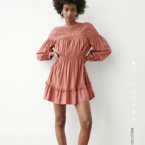 En jättefin klänning från zara i rosa  - En helt nyköpt klänning från zara som blev ett felköp. I storlek xs. Köparen står för frakten💕