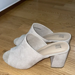 Klackar - Sommarklackar, väldigt bekväma, går att använda både under fester och vardagligt. Endast använd 1-2 gånger.