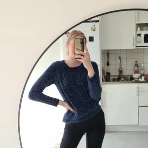 Tjock stickad tröja - VÅRRENSNING!! Allt doneras måndag 30/5   Kolla gärna in mina andra annonser, pris kan diskuteras✨️ Tveka inte att höra av dig vid funderingar  Mörkblå, lite kort i ärmarna på mig (177), supermjuk och varm. Litet hål på ärmen.