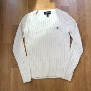 Gant tröja - Vit kabelstickad tröja från Gant. Storlek M☺️