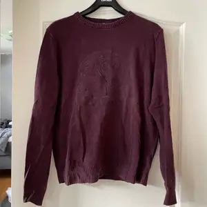 Vinröd sweatshirt med tryck storlek M