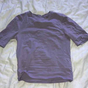 Basic lika t-shirt - Från H&M. Bra material, använd fåtal gånger! Stretchig och bra för sommaren men även på alla årstider! Lila och lite längre i armarna! Frakten som står gills INTE, utan diskuteras privat istället!