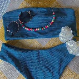 Petrolfärgad bandeubikini - Jag säljer en blandning av olika bikinis från SHEIN, Zaful, Nelly & Hunkemöller. Bikinisarna är i bra skick, vissa även i nyskick. Storlek 36-38 på alla. Fina färger och mönster som går att mixa och matcha som man vill. Totalt 5 toppar och 2 underdelar. Priset går att förhandla. 👙🌴☀️🐳