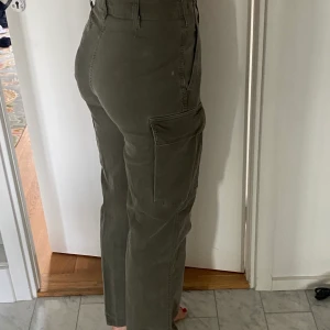 Gröna cargopants - Gröna cargopants, köpta på ETC. Ingen storlek men som 36/38. Använda en gång. 