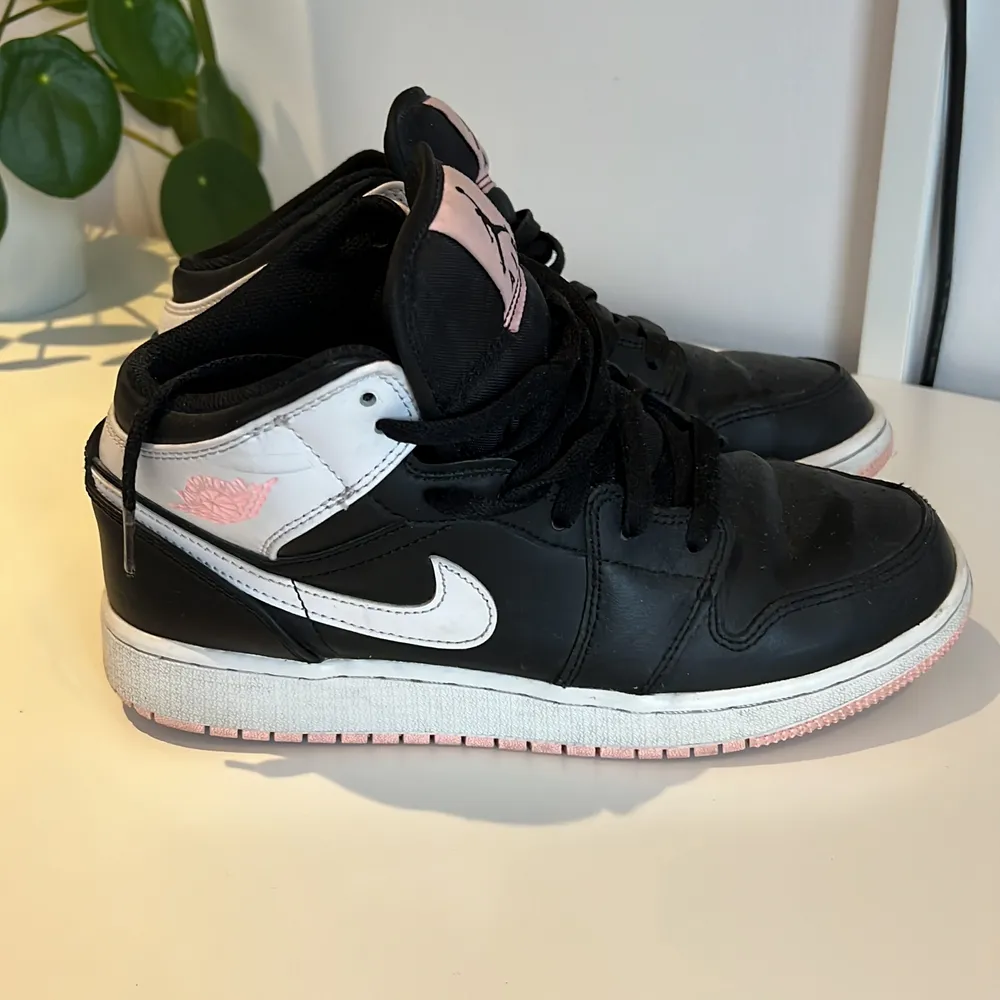 Ett par air Jordan 1 mid. Använda rätt mycket, men inga större sador förutom på ett snöre på skosnörena. . Kengät.