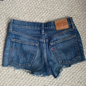 Levi’s shorts - Shorts från Levis!🙌🏻 jättefina och coola men tyvärr för små, passar xs