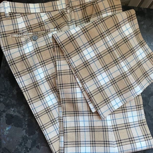 VINTAGEBYXOR - Direkt från kemtvätten. Ett par tunna byxor med raka ben  i storlek 48. Kallas Gert och kommer från Tiger. Material PE Wool och lycra . Finns på Södermalm/Stockholm men kan postas mot portokostnad 