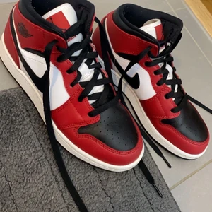 Air Jordan 1 Mid Chicago Toe  - Använt max 10/15ggr inte mer. Så gott som nya storlek 38. Köpta för ungefär 3600 på Restocks. 