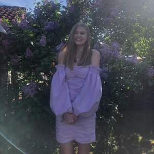 off-shoulder klänning - så otroligt vacker off-shoulder klänning från Gina Tricot, använd två gånger så den är i fint skick. dragkedja baktill! frakt tillkommer 💜