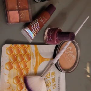Smink - Det finns nagellack lipgloss stick blush higlighter borste bronzer ansikt mask, jag har aldrig använt dom❤❤ni kan knsk få priset mindre