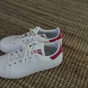 Stan smith skor  - Dessa stan smith skor i st 37 1/3 säljs. Använd 1 gång och säljs för 500 kr. De ser helt nya ut och passat bra till allt. 