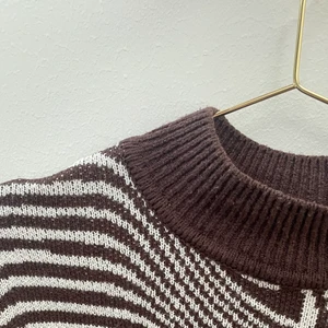 Stickad tröja - Säljer denna stickade tröjan från H&M, använd ett fåtal gånger. 90kr+57kr frakt (spårbar frakt)! 💫🤎 (köpte för 199kr)