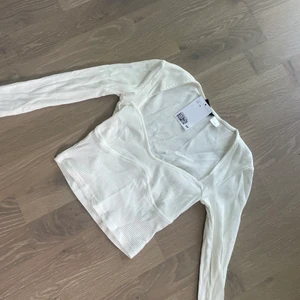 Oanvänd topp - Jätte fin topp från hm som är helt oanvänd med prislappen kvar! Går ej att köpa på hemsidan längre