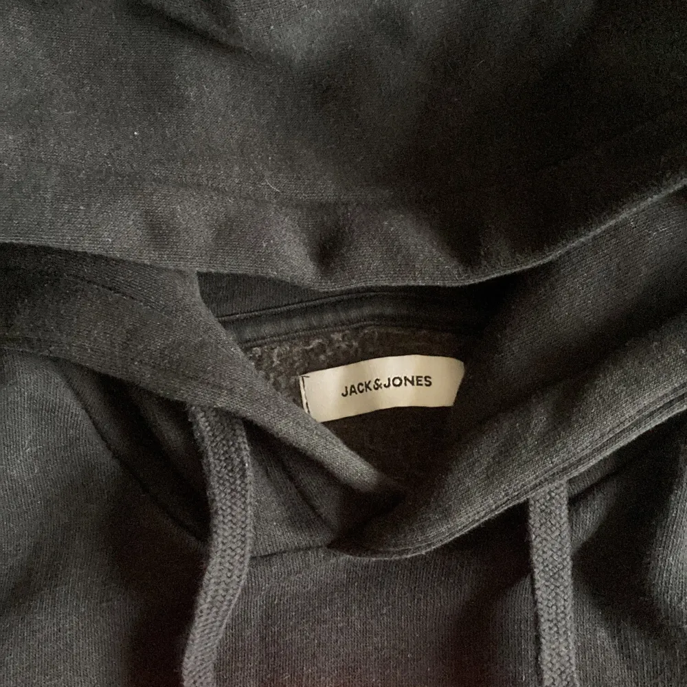 Säljer min jack and jones hoodie då den blivit för liten! Köpt för 1 år sen och kan tillägga att den har en riktigt bra kvalité och skön luva. . Hoodies.