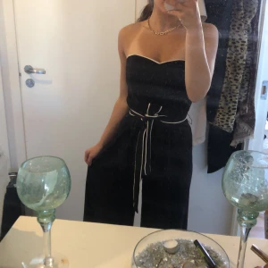 Byxdress - Jätte snygg byxdress som tyvärr är både för lång och för stor för mig så bara använd 1 gång.  137cm lång med snöre runt magen och dragkedja i sidan för o komma i och ur☺️