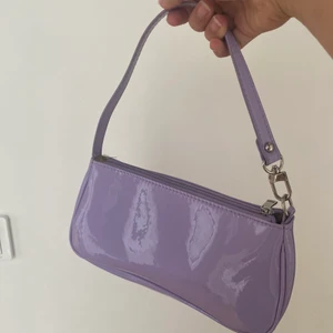 Baguette väska  - Lila baguette väska 💜 30 kr och inte använd särskilt mycket därför säljer jag den.