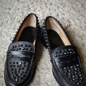 ZARA LOAFERS - STUDDED - Loafers från Zara med nitar. Använda 1 gång utomhus då jag upptäckte att dessa var lite för stora för mig! Sen dess har dessa stått i garderoben. Fint skick! Nypris 699:-