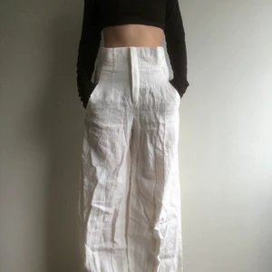 Linnebyxor - Raka linnebyxor från zara. Storlek 36 men rätt pösiga och väldigt högmidjade. Tänker att till sommaren kan man vika ner dem om man vill. Men perfekta strand eller festbyxor!! Jag är 172 för referens 💛 Frakt tillkommer på 70kr