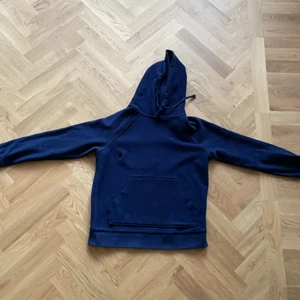 Filippa K Hoodie  - Mörkblå Filippa K Hoodie i mycket bra skick. Knappt använd.