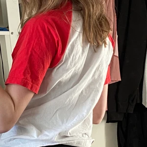 T-shirt  - En supersöt t-shirt, vit med röda ärmar❤️. Inga fläckar och är sällan använd. Den sitter löst på s/xs men skulle gissa att den kan passa på en M också💕