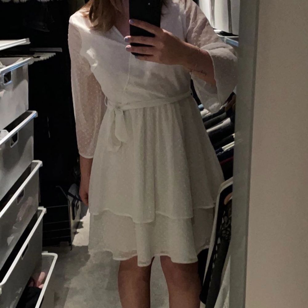 Jätte söt vit klänning som passar till studenten. Funkar även att använda som kjol med en tröja över 💓 Jag är 163 och den är i storlek 36 från NA-KD. Passar allt från XS-M, och sitter perfekt för mig som vanligtvis är S. Klänningar.