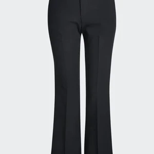 Kostymbyxor från bikbok  - Ett par kostymbyxor från bikbok jag köpte dem för 500 kr och säljer för 200 kr😍