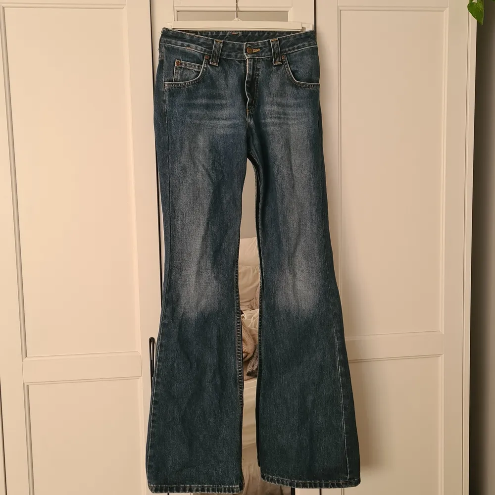SJUKT snygga lågmidjade Lee jeans i jättefint skick. Köpta secondhand för drygt ett halvår sen men knappt använda pga lite små. Väldigt långa i benen och ganska vida vilket är skitsnyggt. Står ingen storlek men skulle tippa på xs/s. Frakt tillkommer🤝🏻💕. Jeans & Byxor.
