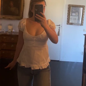 Otroligt söt topp från brandy melville  - En jätte söt topp från brandy melville som jag precis köpte men inte fått någon användning för💕onesize och skulle säga att den passar de flesta storlekarna då den är stretchig! 