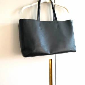 Stilren väska  - Supersnygg svart stilren väska i läder